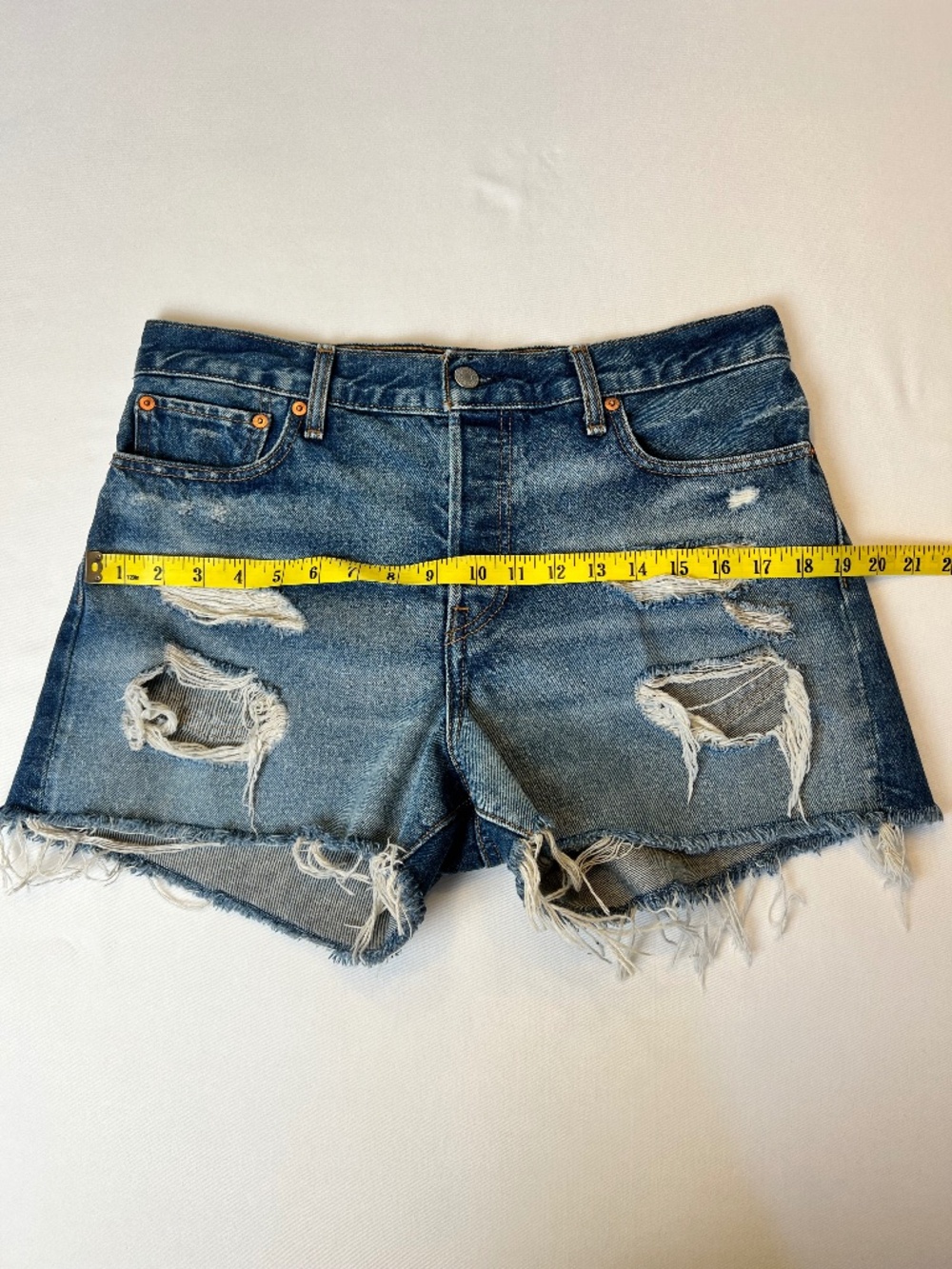 *FIRM PRICE* Levi’s Wedgie High Rise Distressed Raw Hem Jean Shorts - Picture 6 of 15
